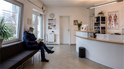 a small local clinic in Europe Небольшая клиника в Европе